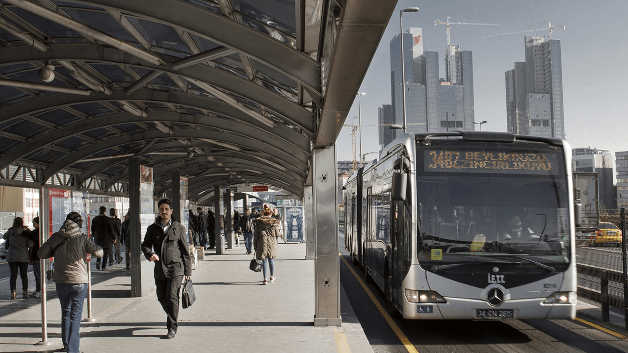 El metrobús en Estambul que cruza de Asia hacia Europa