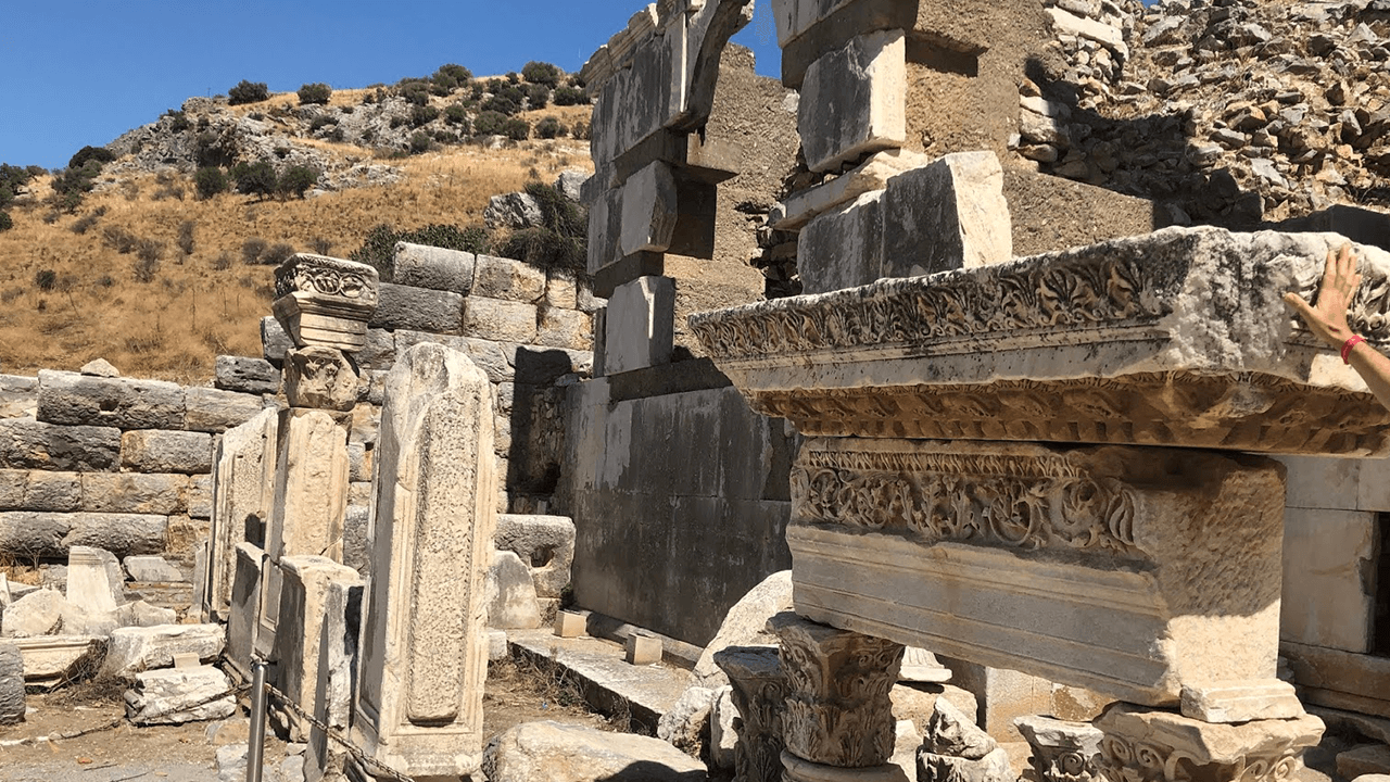 The Fountain of Laecanius Bassus Hydrekdocheion