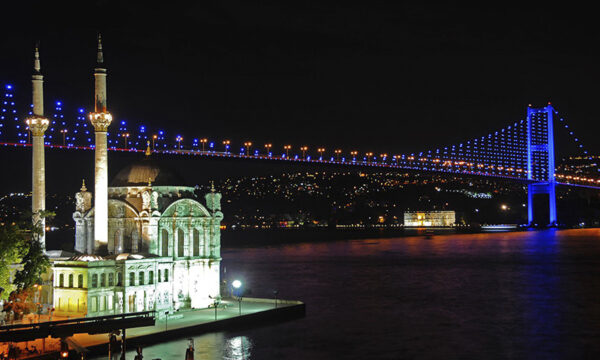 Bosporus Kreuzfahrt mit Abendessen & Nacht Show