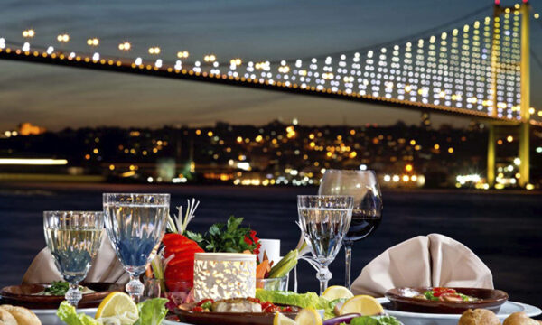 Paseo en barco con cena en Estambul