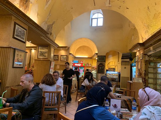 Türkischer Tee 7 eine Gruppe von Menschen, die an Tischen in einem Restaurant sitzen